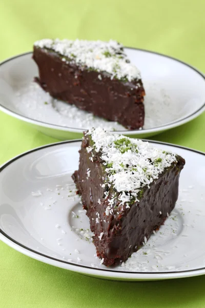 Pastel de chocolate con coco y té verde en polvo —  Fotos de Stock