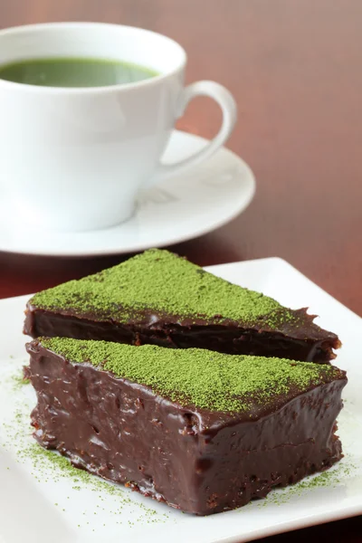 Čokoládový dort s zelený čaj prášek — Stock fotografie