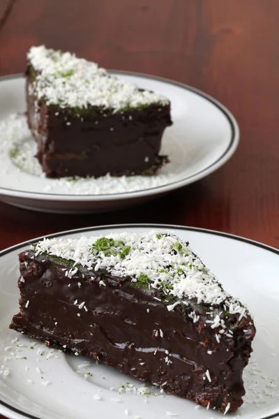 Schokoladenkuchen mit Kokos und grünem Teepulver — Stockfoto
