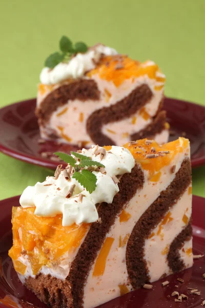 Şeftali mousse ile çikolatalı kek — Stok fotoğraf