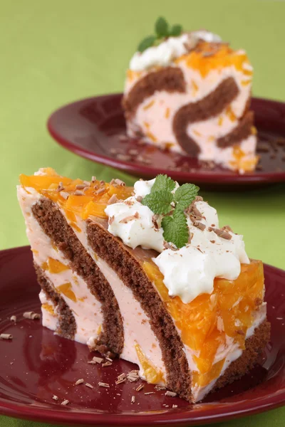 桃のムースとチョコレートのスポンジ ケーキ — ストック写真