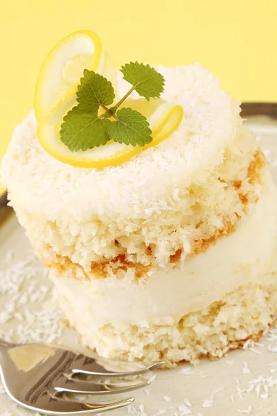 Кокосовый и лимонный торт — стоковое фото