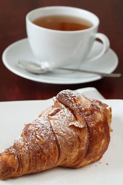 Croissant and tea — Stock Photo, Image