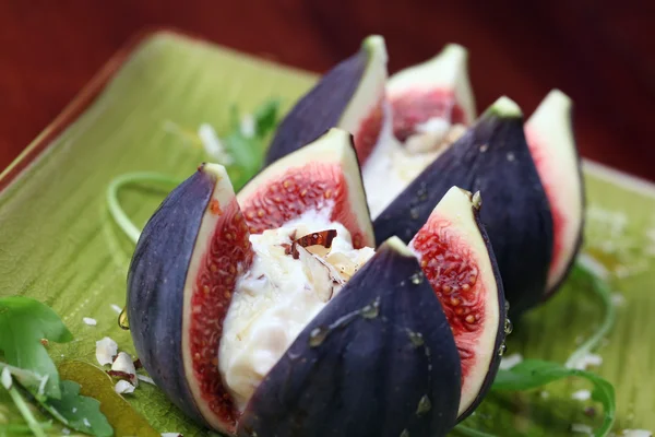 Figi z serem miodu i orzechów — Zdjęcie stockowe