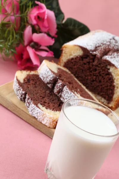 Süt ile mermer kek — Stok fotoğraf