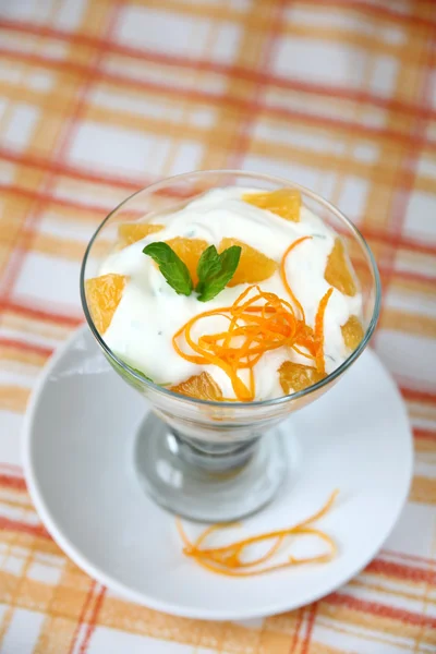 Nane yoğurt portakal ile — Stok fotoğraf