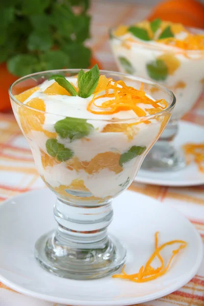 Munt yoghurt met sinaasappelen — Stockfoto