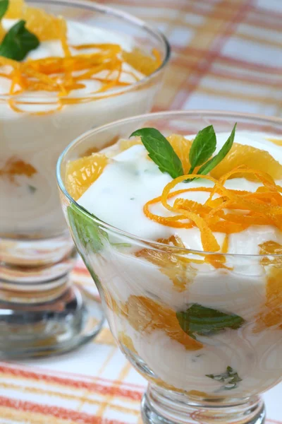 橙子薄荷酸奶甜品 — 图库照片