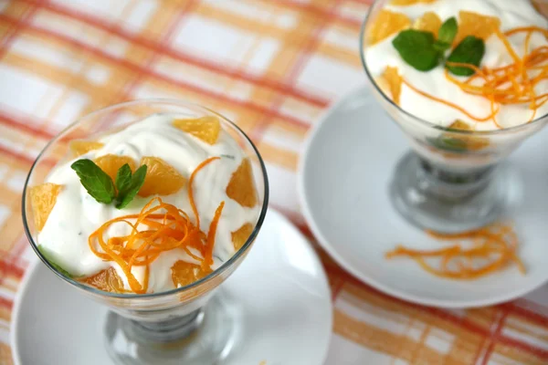 Munt yoghurt met sinaasappelen — Stockfoto