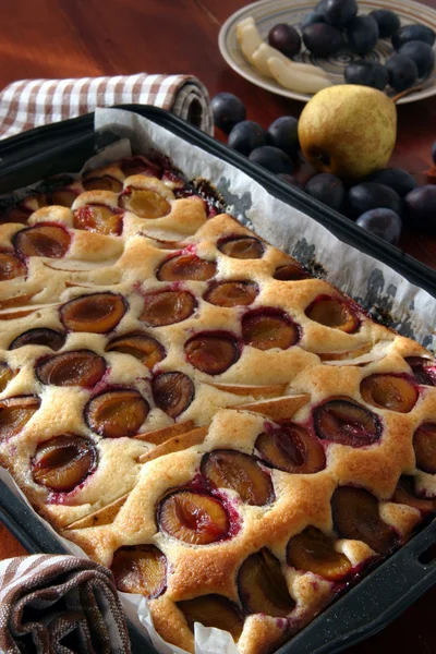 Gâteau aux prunes et poires — Photo
