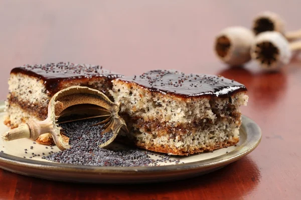 Gâteau aux graines de pavot avec confiture de prunes — Photo