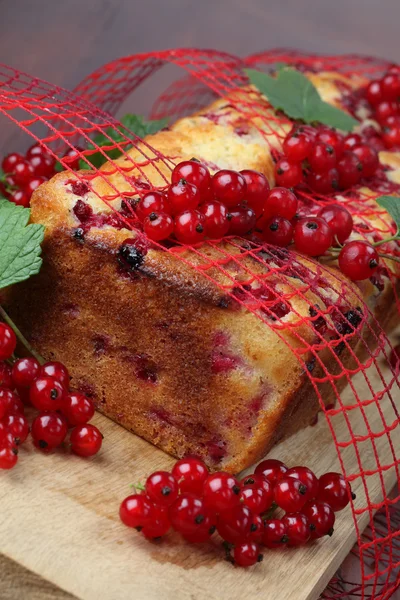 甘酸っぱい赤すぐりのスポンジ ケーキ — ストック写真