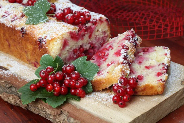 Торт з губкою червоної смородини — стокове фото