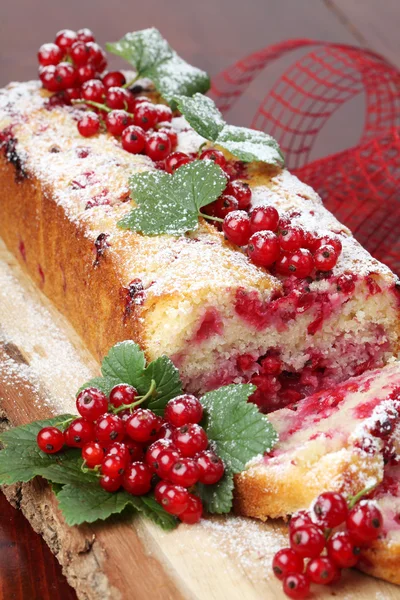 Gâteau éponge groseille rouge — Photo