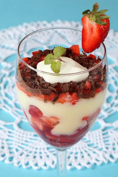 Dessert aus Erdbeeren und Schokolade — Stockfoto