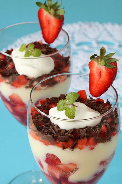 Dessert aus Erdbeeren und Schokolade — Stockfoto
