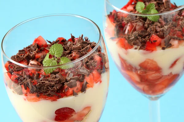 Aardbeien en chocolade dessert — Stockfoto