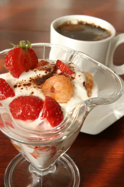 Йогуртовый десерт и кофе — стоковое фото