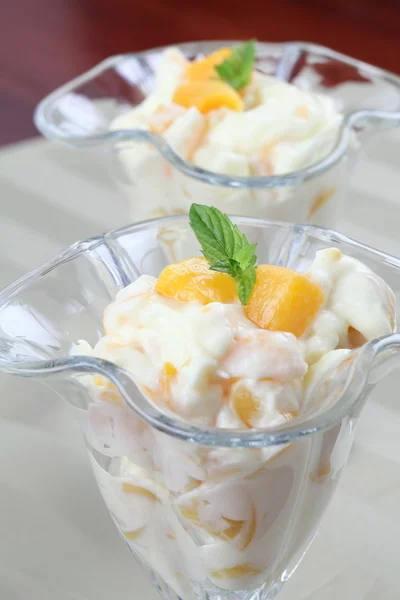 Jogurt deser z brzoskwiniami — Zdjęcie stockowe