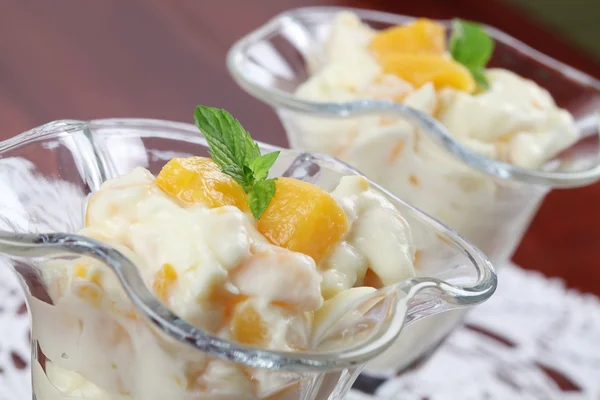 Sobremesa de iogurte com pêssegos — Fotografia de Stock