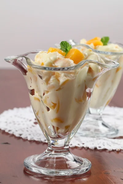 Sobremesa de iogurte com pêssegos — Fotografia de Stock