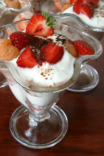 Dessert au yaourt aux fraises et framboises jaunes — Photo