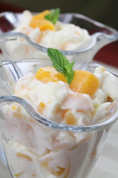 Joghurt-Dessert mit Pfirsichen — Stockfoto