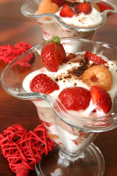 Yoghurt dessert en harten — Stockfoto