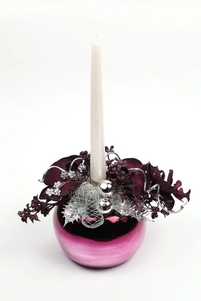 キャンドルと紫のクリスマスの装飾 — ストック写真