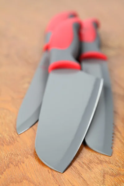 Тефлоновые кухонные ножи — стоковое фото