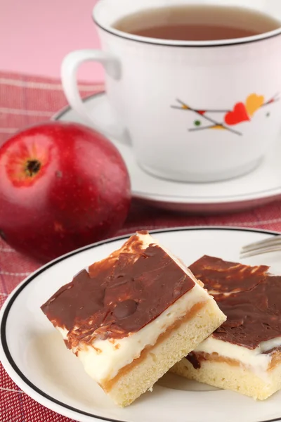 アップル ケーキ バニラアイス クリーム添え — ストック写真