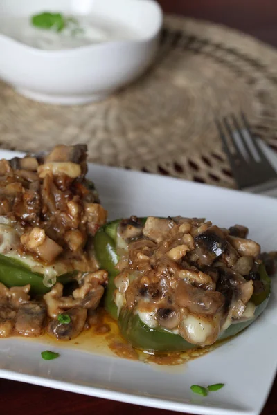 Peperoni ripieni al forno con funghi e formaggio — Foto Stock