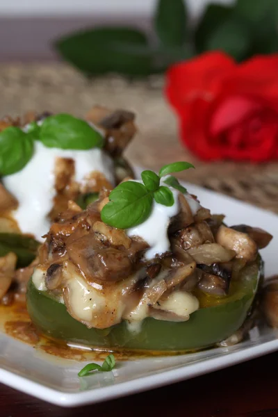 Gebakken paprika's met champignons en kaas — Stockfoto