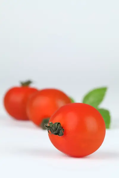 Tomates cherry y albahaca —  Fotos de Stock