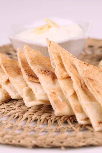 Pita bread and garlic dip — Stock Photo, Image