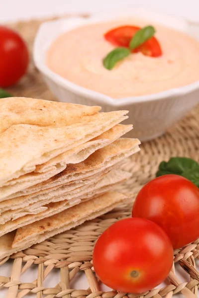 Pita bröd och tomatsoppa dopp — Stockfoto