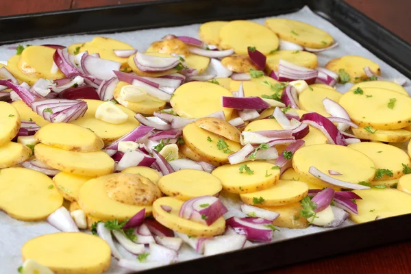 Rauwe potetoes met ui, knoflook en peterselie — Stockfoto