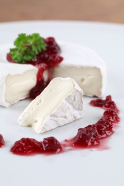 Kızılcık Reçeli ile Camembert