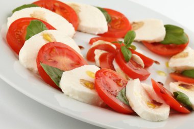 Caprese salatası