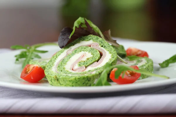 Spinach roll with cheese and ham — Stock Photo, Image