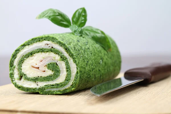 Spinach roll with garlic cheese and ham — Stock Photo, Image