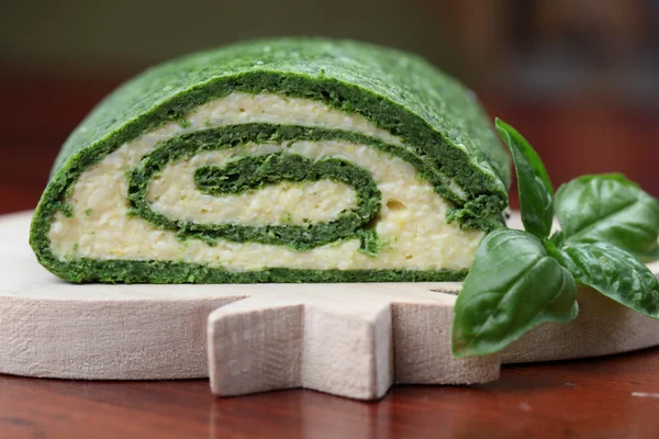 Spinach roll with eggs and cheese — Stock Photo, Image