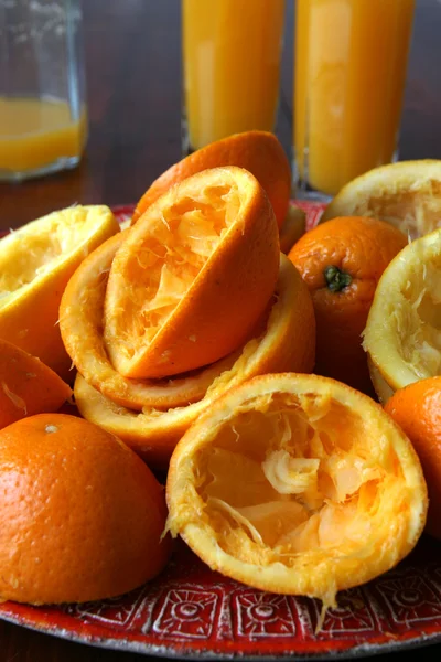 Wyciskane pomarańcze i sok pomarańczowy — Zdjęcie stockowe