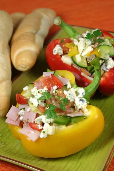 Salat mit Gemüse und Schinken — Stockfoto
