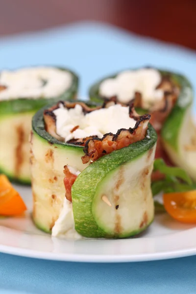 Rotoli di zucchine con pancetta al pepe e formaggio — Foto Stock