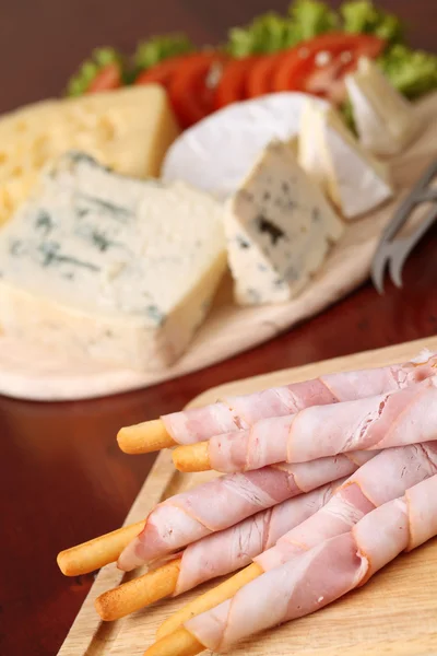 Grissini e formaggio avvolti nella pancetta — Foto Stock
