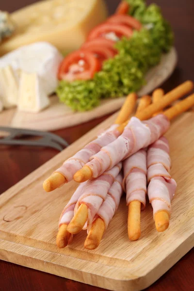Bacon embrulhado grissini e queijo — Fotografia de Stock