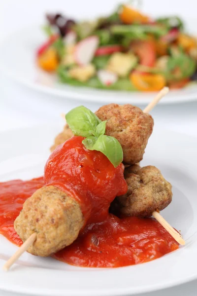 Boulettes de viande sur brochettes avec sauce tomate — Photo