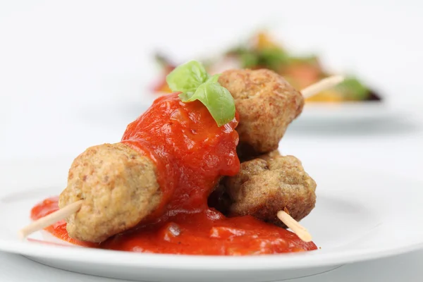 Meatballs on skewers with tomato sauce — Stock Photo, Image