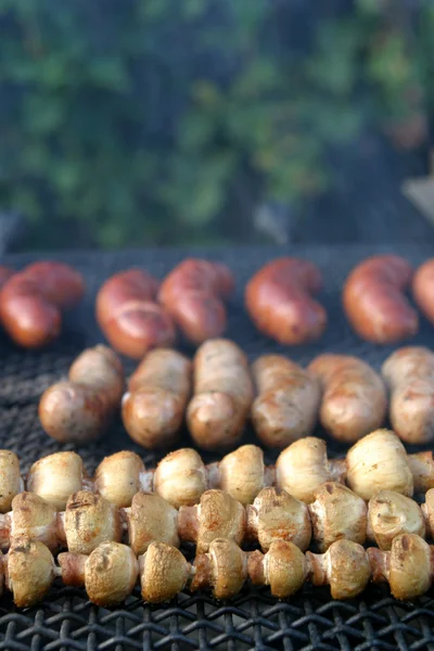 Barbecue aux champignons et aux saucisses — Photo